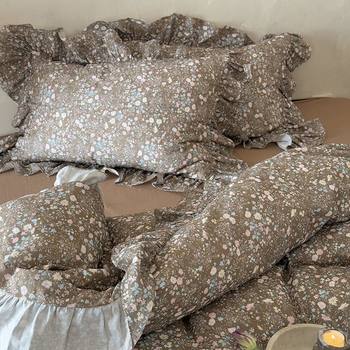 Quilted duvet cover set with ruffle and delicate floral pattern