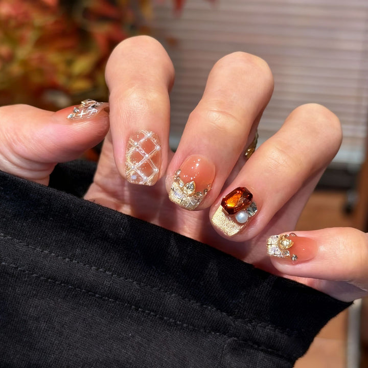 Artificial nail set with festive gift design and elegant glitter accents Kalsten