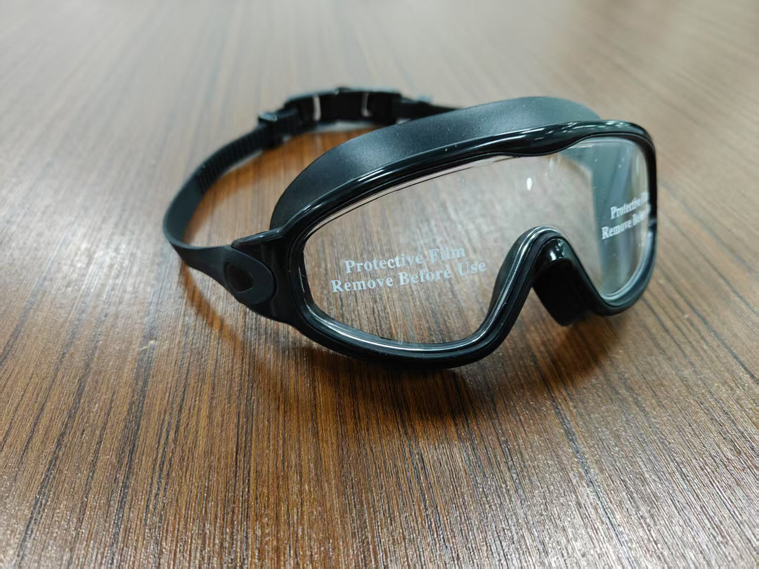 Diving mask with wide field of view and magnet holder Kalsten