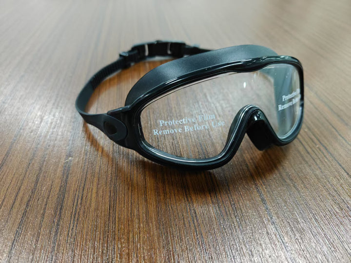 Diving mask with wide field of view and magnet holder Kalsten