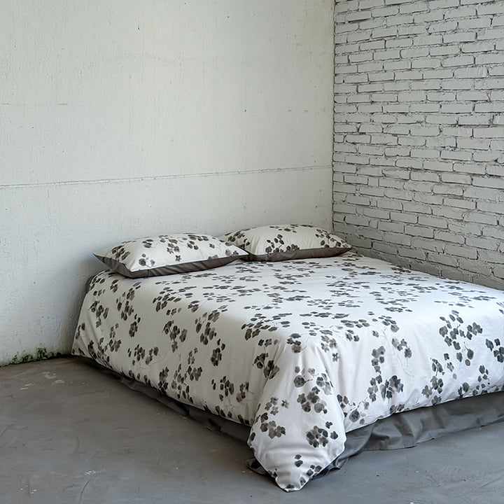 Cotton satin bedding set with watercolor floral print and contrasted edging
