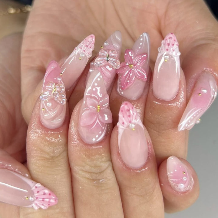 Elegant nail art in maritime design with glitter and 3D accents Kalsten