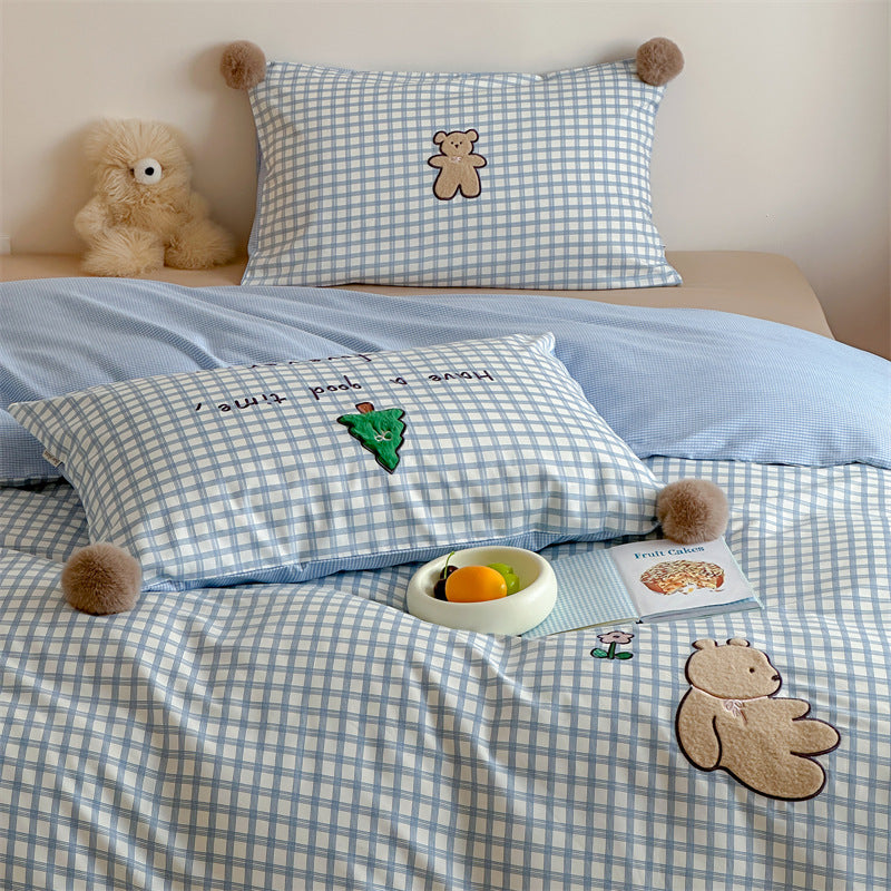 Children's bedding set made of cotton satin with 3D teddy appliqués and pom-pom corners