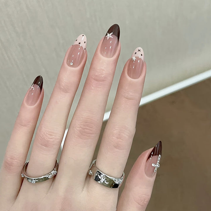 Glittering artificial nail design with elegant accents Kalsten