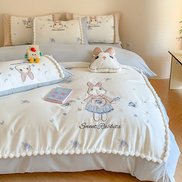 Children's bedding set with cute bunny motif and pompom trim