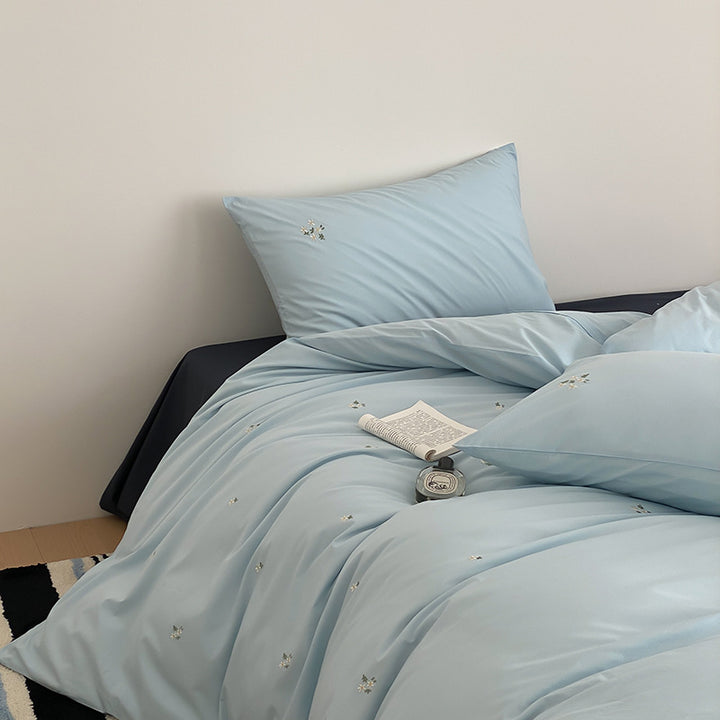 Cotton satin bedding set with delicate embroidered flower decoration and hotel-style closure