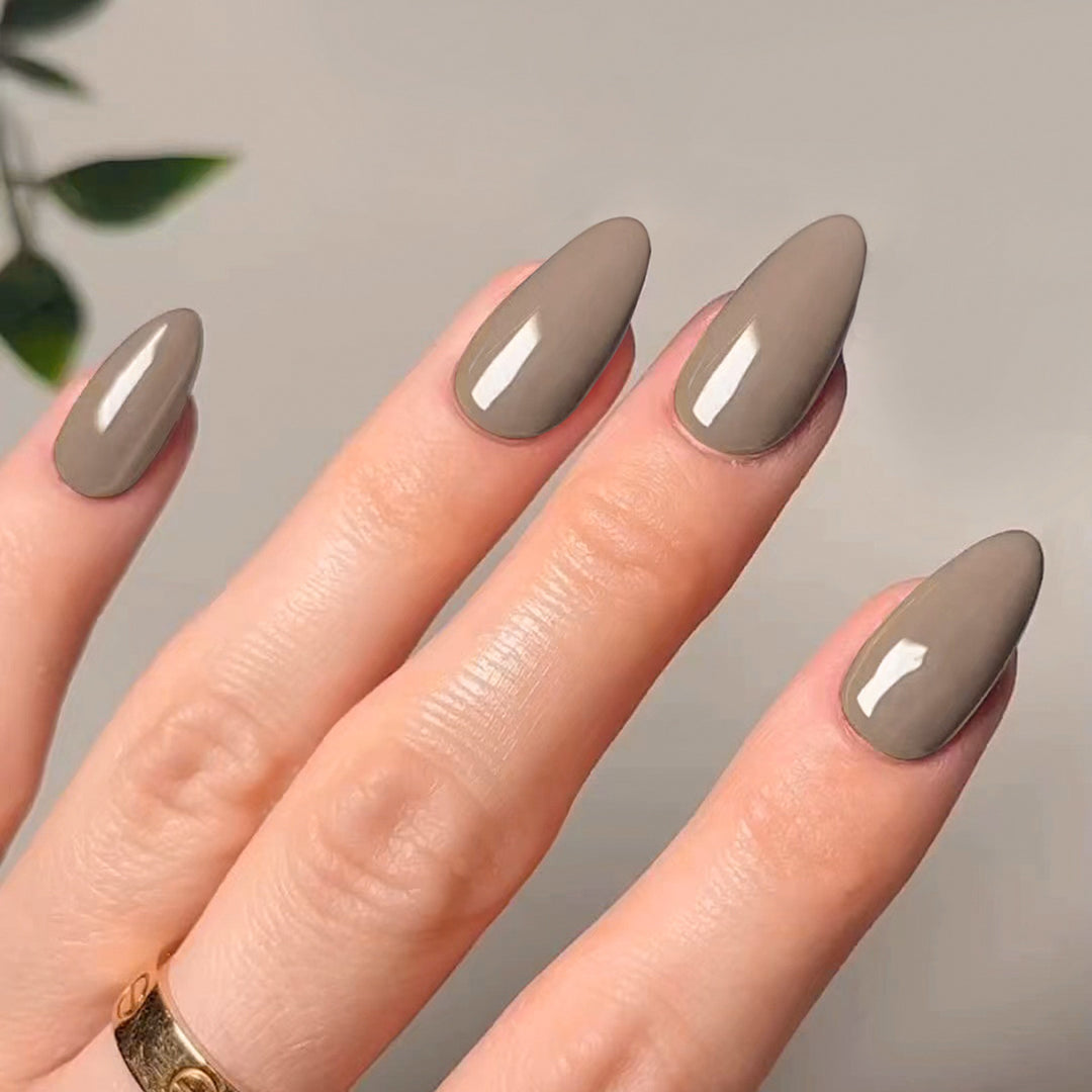 Artistic stiletto nails with elegant high-gloss finish Kalsten