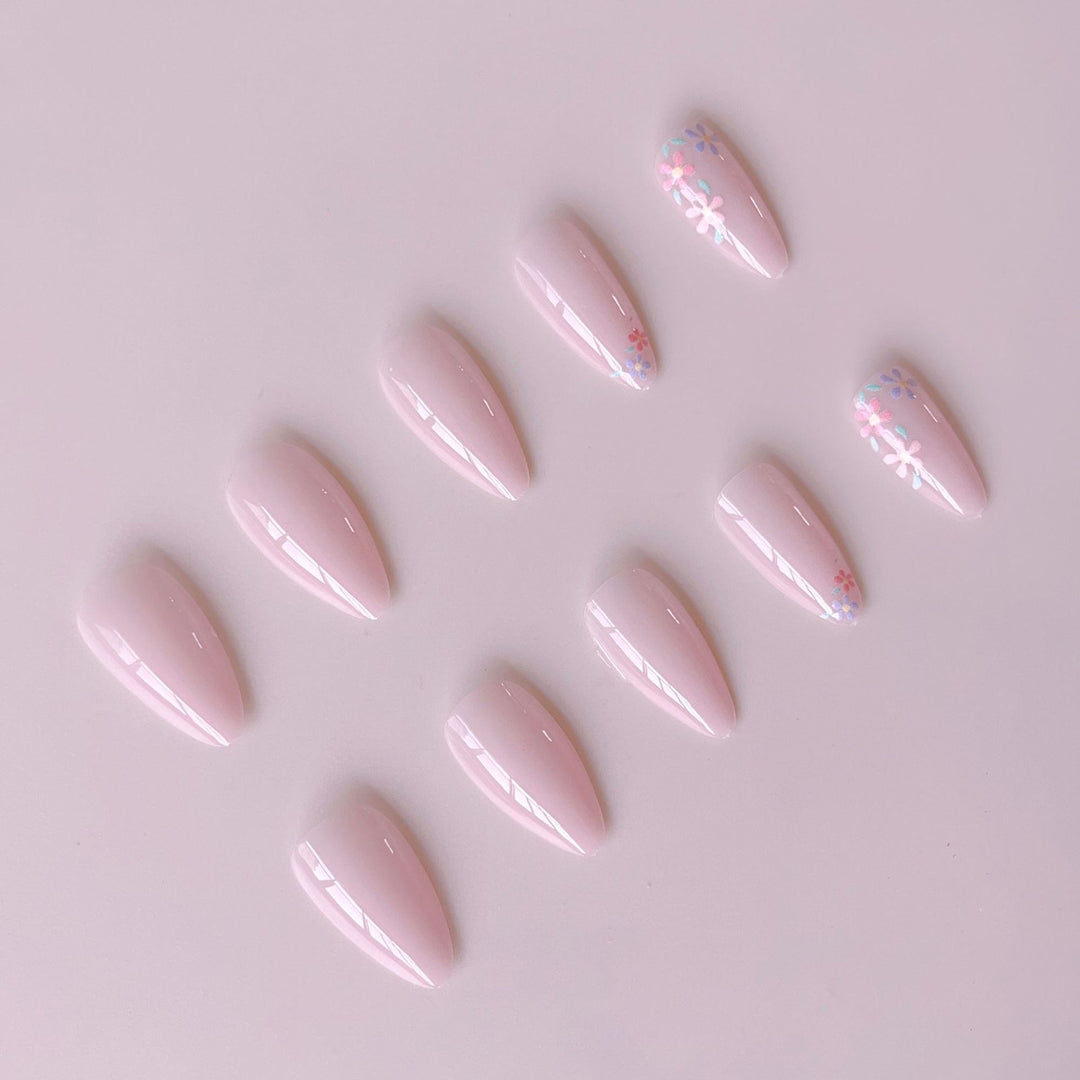 Artificial nail set with delicate floral pattern and glossy finish Kalsten