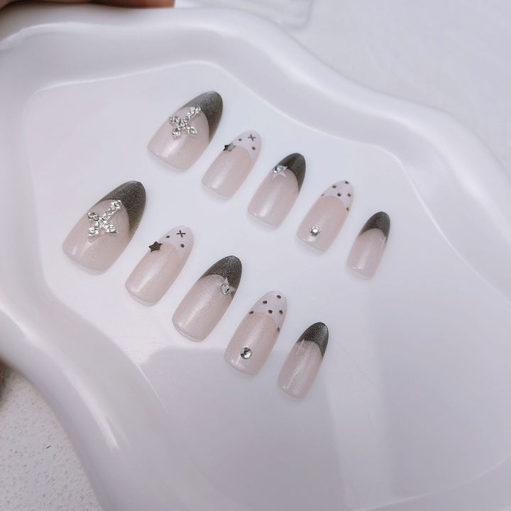 Glittering artificial nail design with elegant accents Kalsten