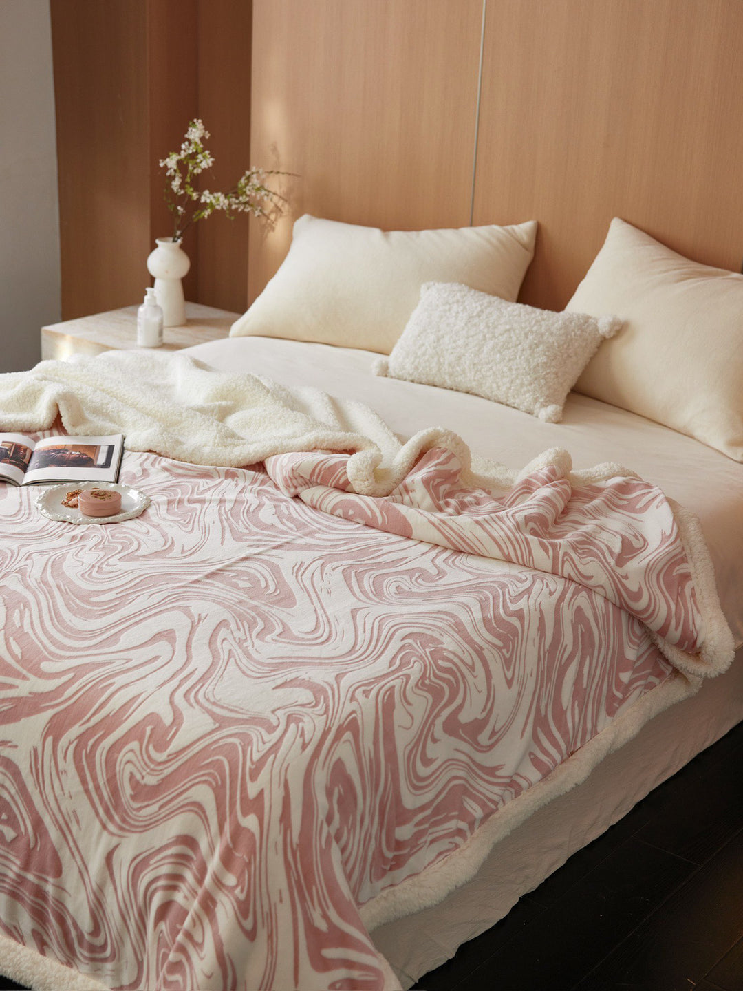 Cozy reversible blanket with Sherpa fleece and textured surface