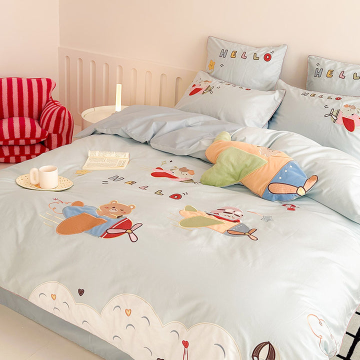 Children's bedding set made of cotton with embroidered airplane and bear motifs