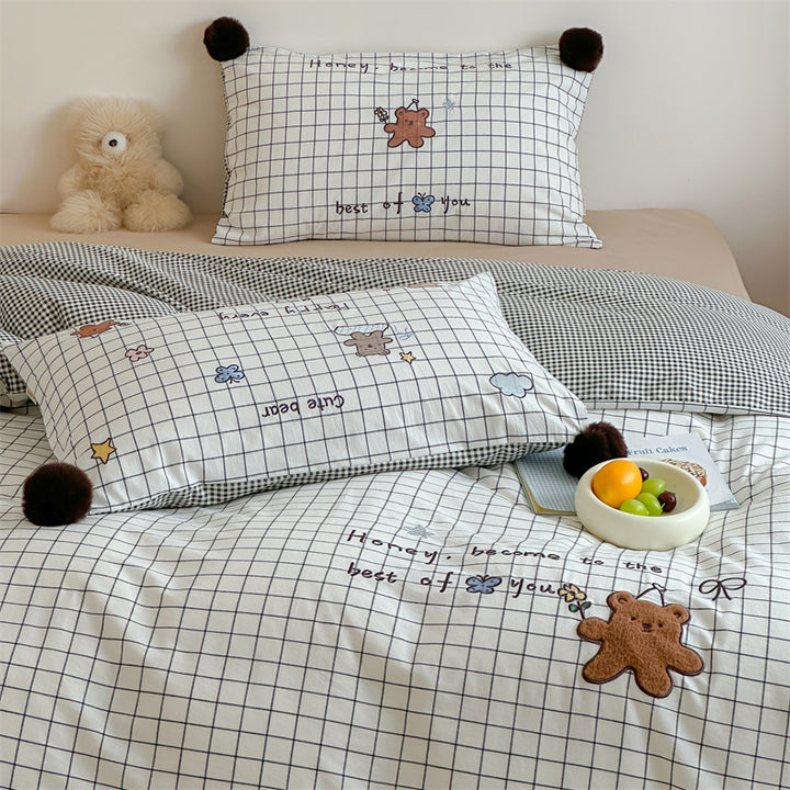 Children's bedding set made of cotton satin with 3D teddy appliqués and pom-pom corners
