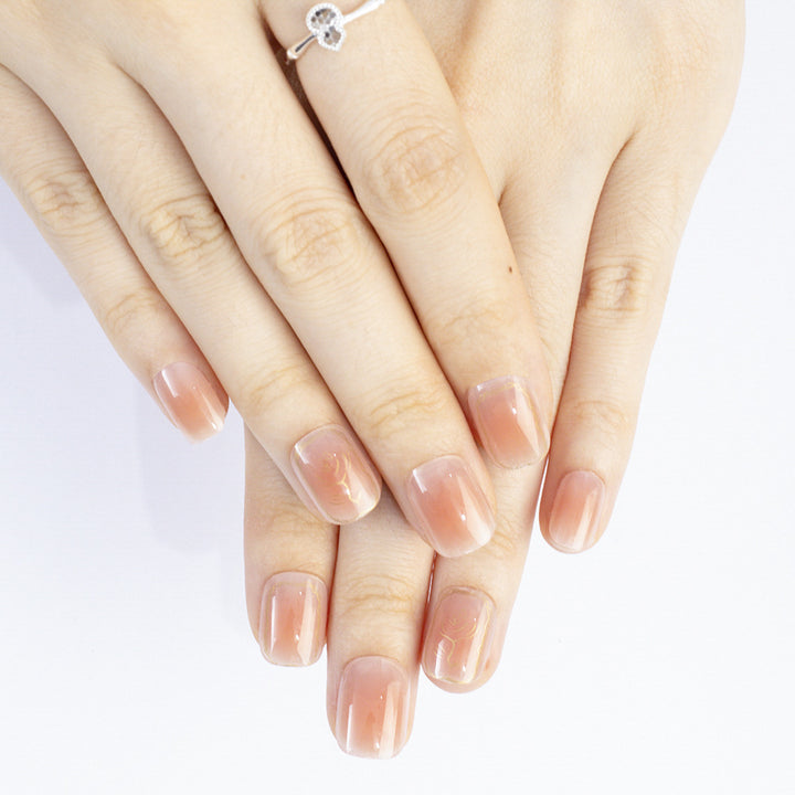 Artificial nails with elegant single gold accent Kalsten