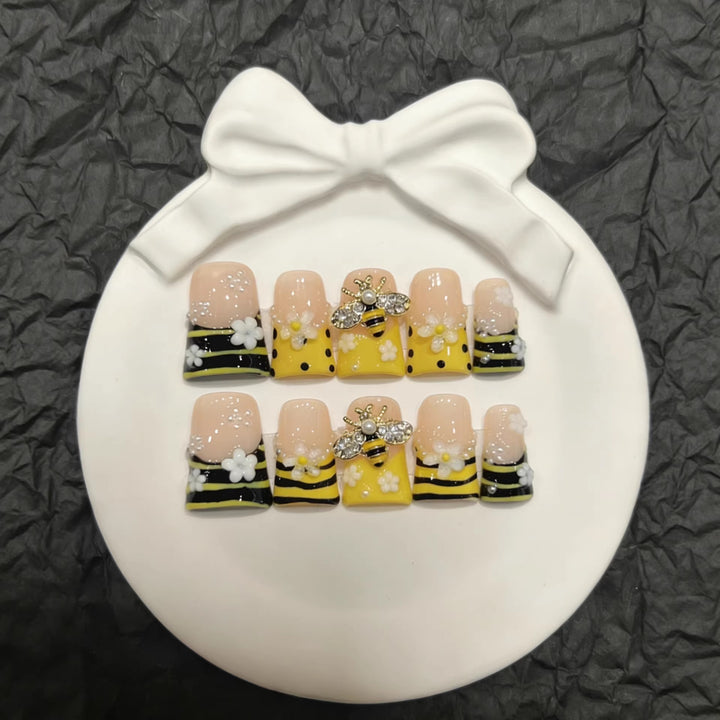 Creative Bee-Themed Press-On Nail Art Set
