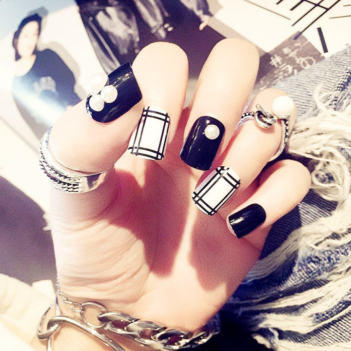 Artificial nails in modern check pattern Kalsten
