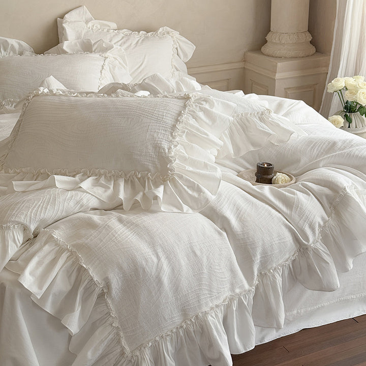 Bedding set with ruffle and fine texture in cotton mix