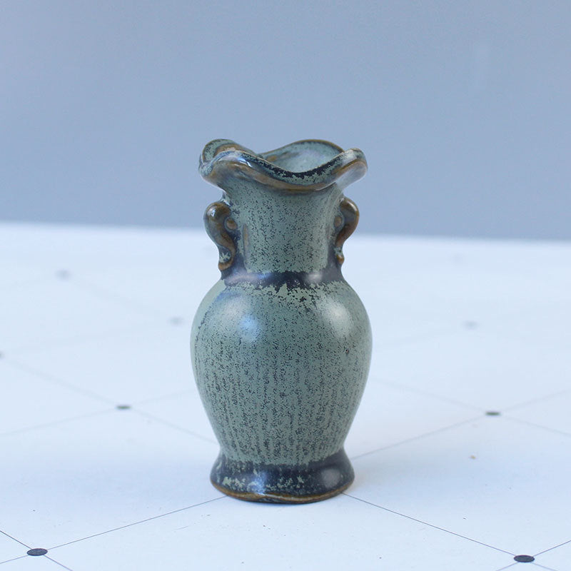 Elegant ceramic vase with artistic design Kalsten