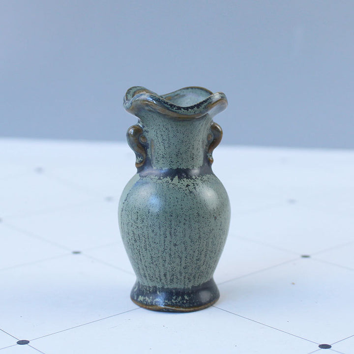Elegant ceramic vase with artistic design Kalsten