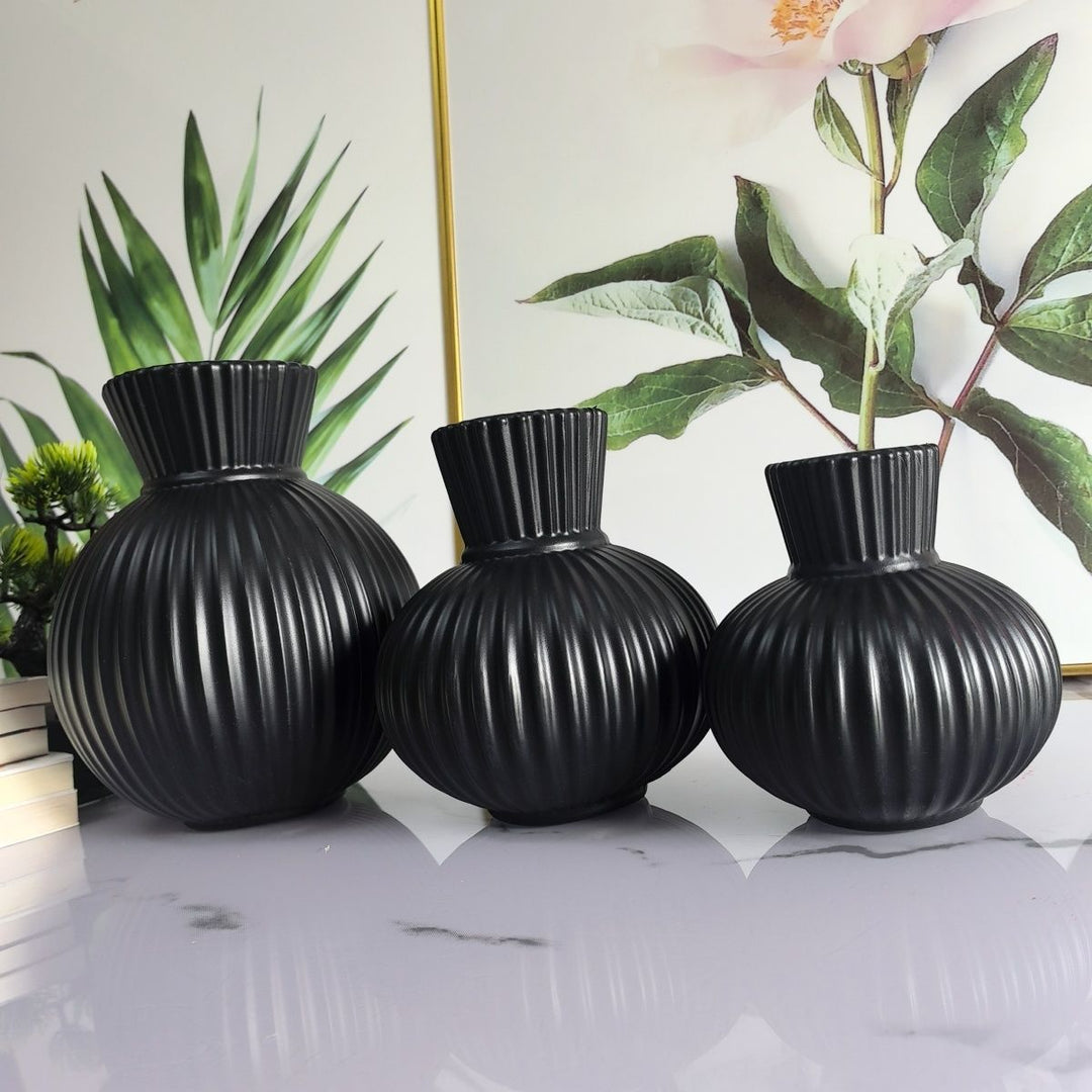 Elegant Ribbed Ceramic Vase Kalsten