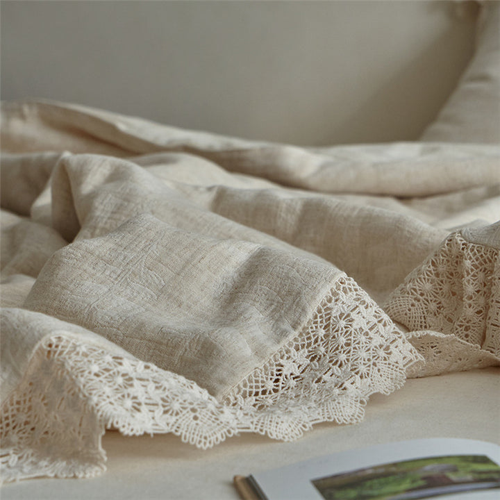 Quilted bedspread and pillowcase in a washed linen look with a crochet trim