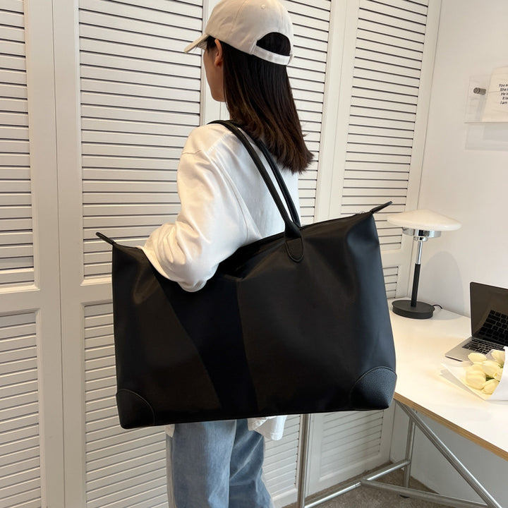 Large travel bag with durable material and multiple compartments Kalsten