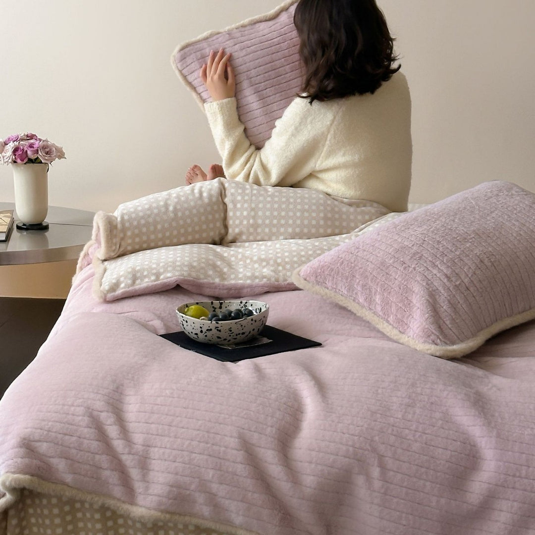 Quilted plush bedding set with ribbed velvet structure and contrasting piping
