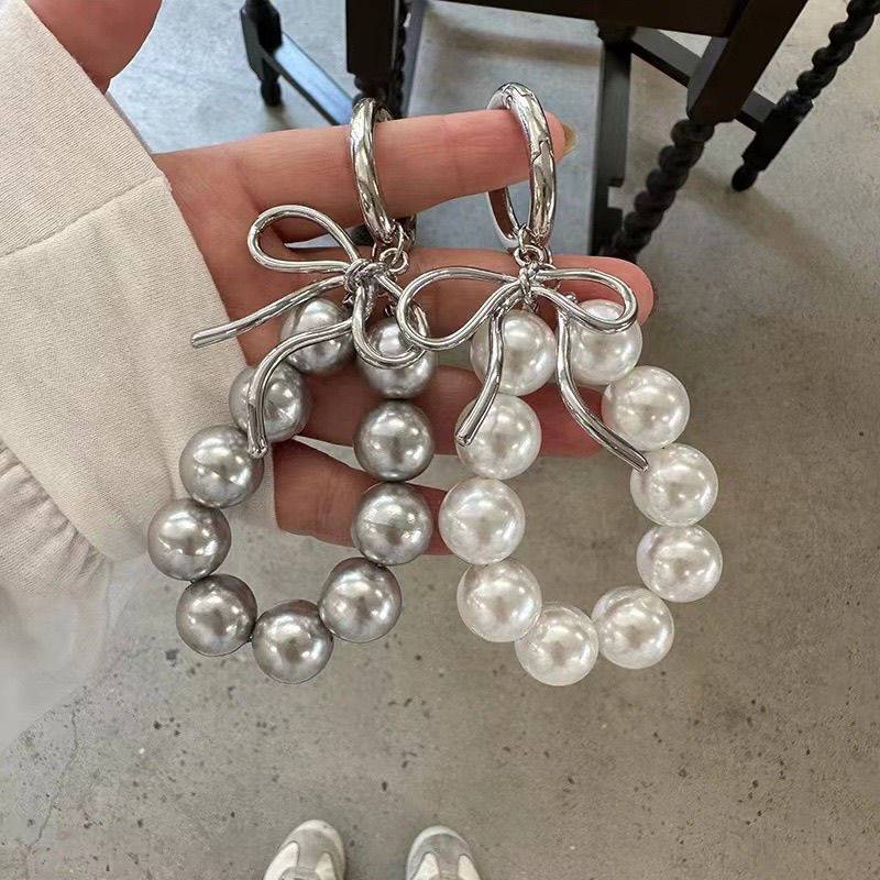 Elegant Pearl and Silver Keychain Holder Kalsten