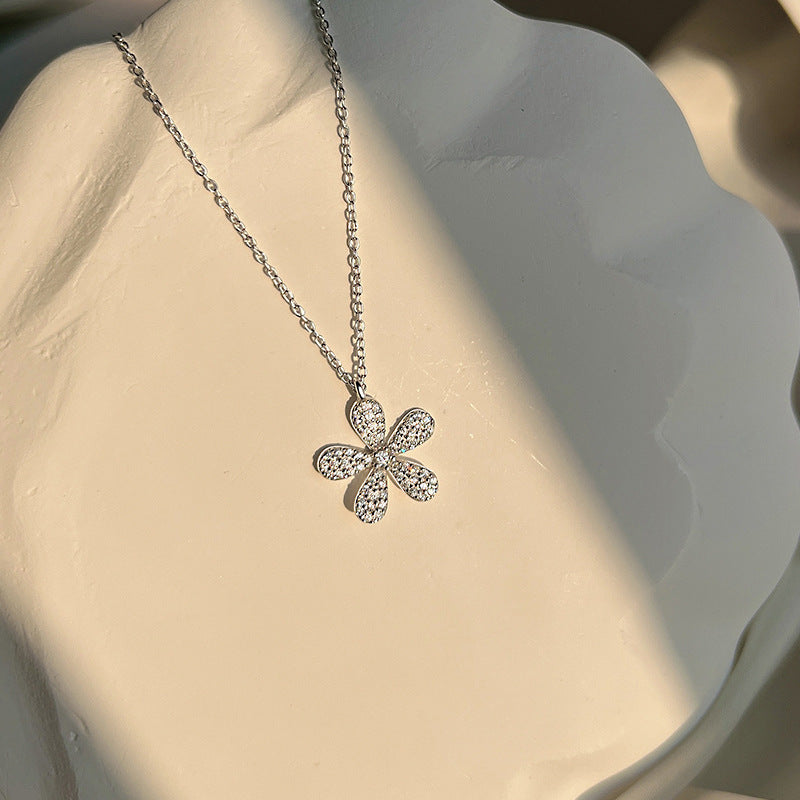 Floral Shaped Pendant Necklace Kalsten
