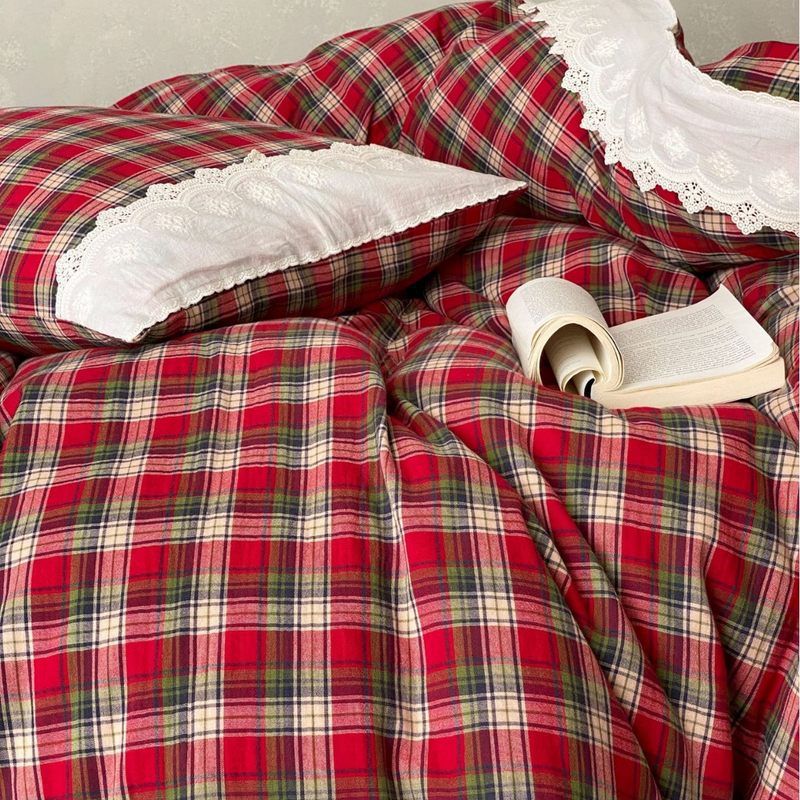 Reversible bedding set made of cotton percale with checkered Vichy pattern and solid colored reverse
