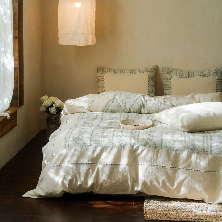 Bedding set with subtle floral stripes made of cotton-linen and hidden zipper
