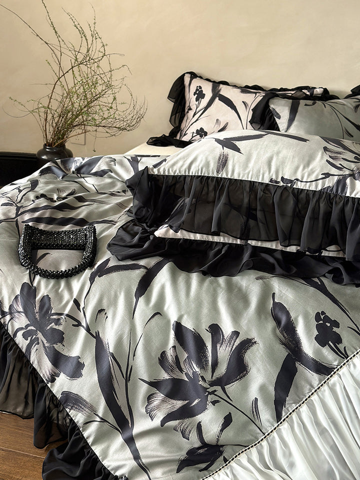 Romantic bedding set with gathered frill, chiffon ruffle hem and large floral print