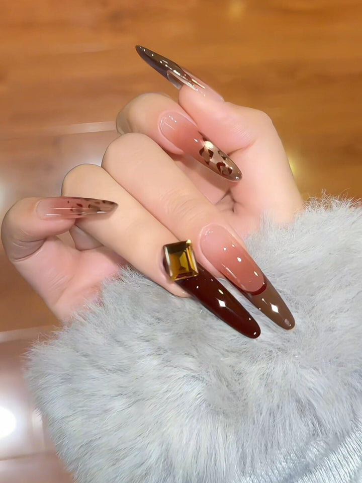 Artificial nails with elegant glitter and gold accent design Kalsten