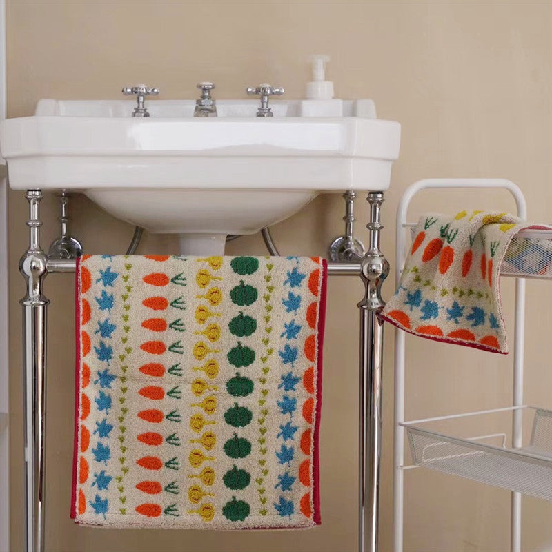 Highly absorbent terry kitchen towel with cheerful vegetable and flower design