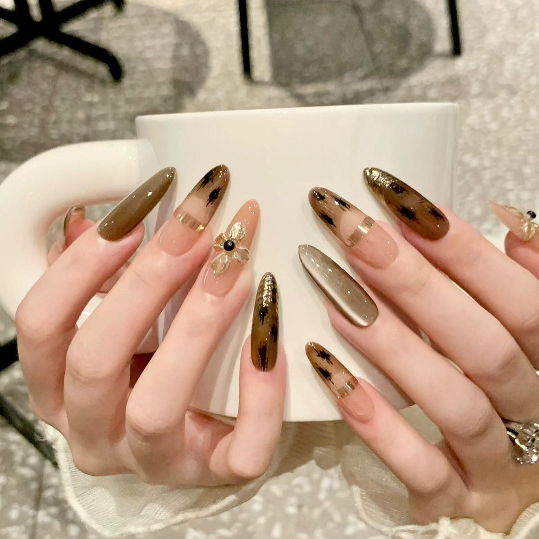 Artificial nails with elegant gold embellishments Kalsten