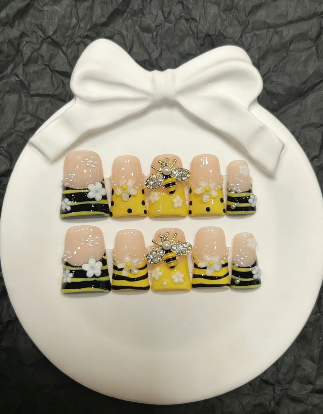 Creative Bee-Themed Press-On Nail Art Set