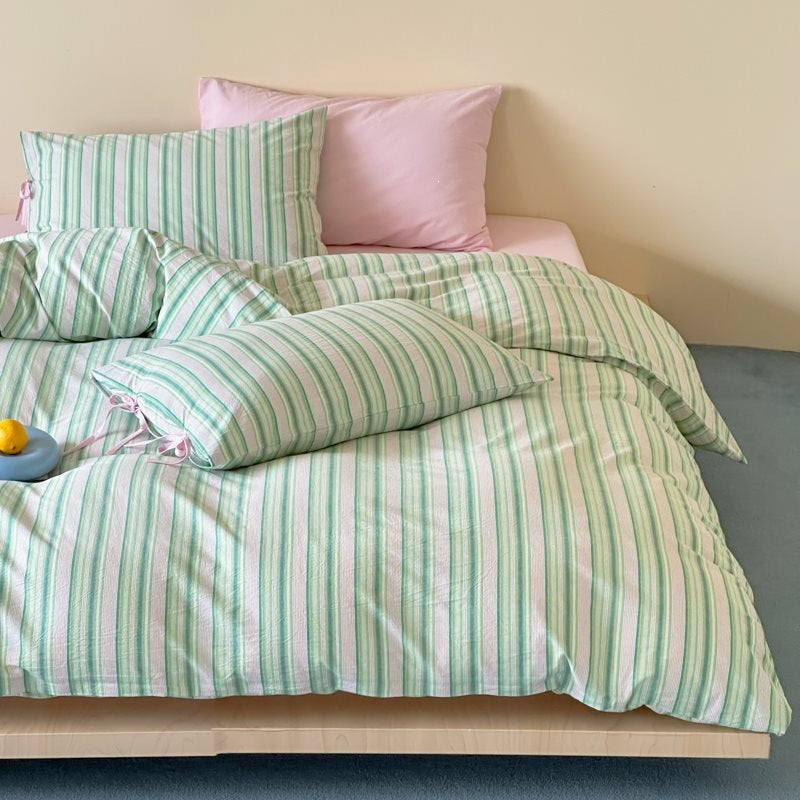 Bedding set made of breathable cotton with a fine stripe pattern and zipper cover