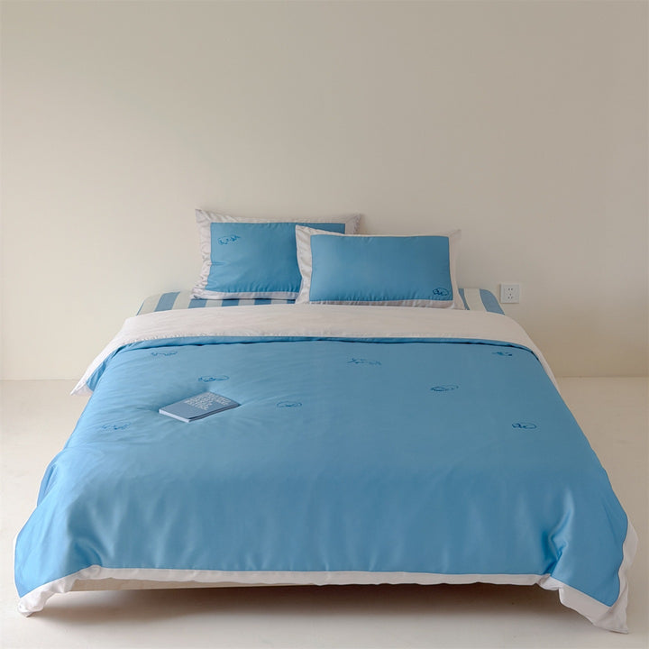 Luxurious duvet cover set made of cotton satin with embroidered dog motif and decorative pillow trim