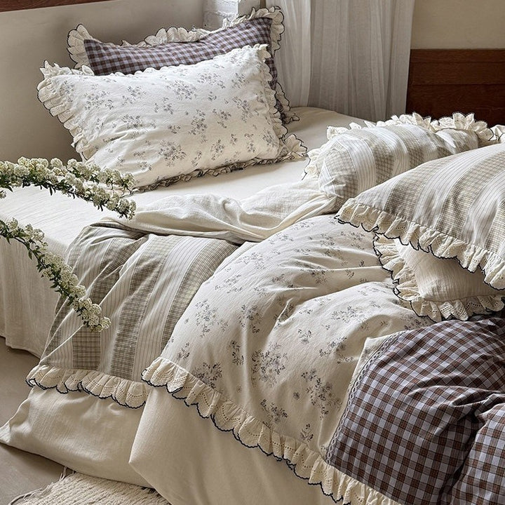 Patchwork bed set in vintage country style with ruffle and lace edge