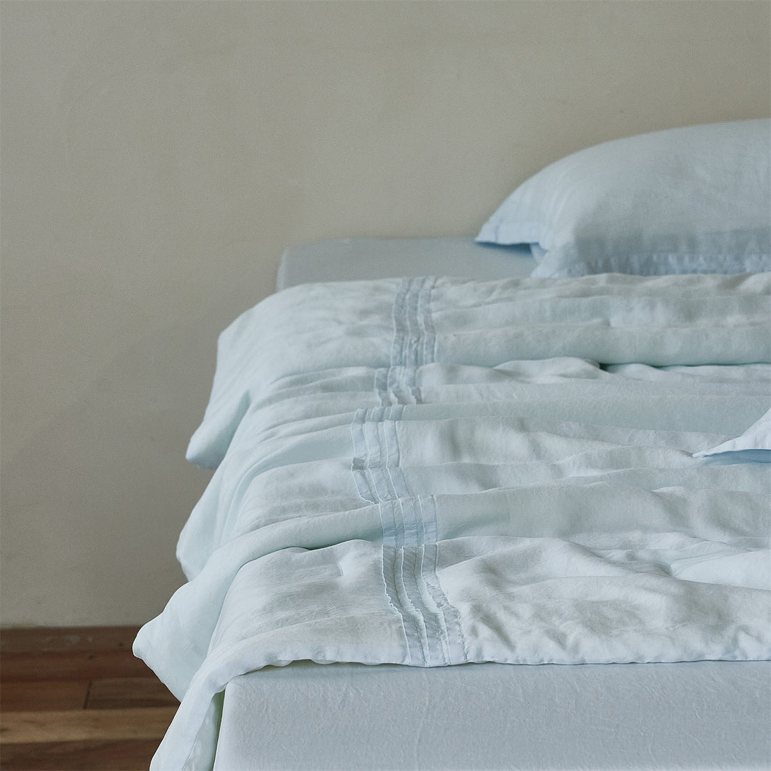 Linen bedding set with fine tucks and washed linen look