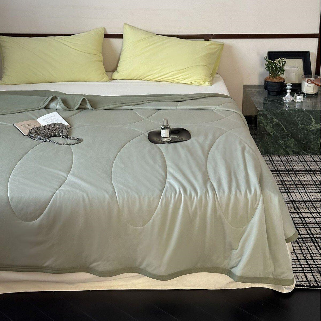 Light quilted summer blanket made of microfibre with breathable climate filling