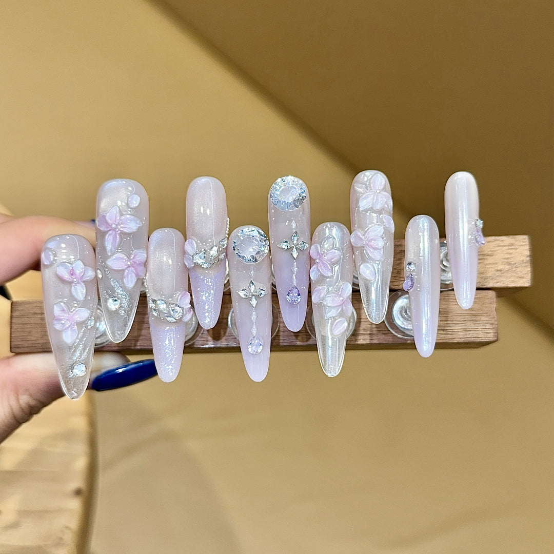 Artificial nails with delicate flower design and glitter accents Kalsten