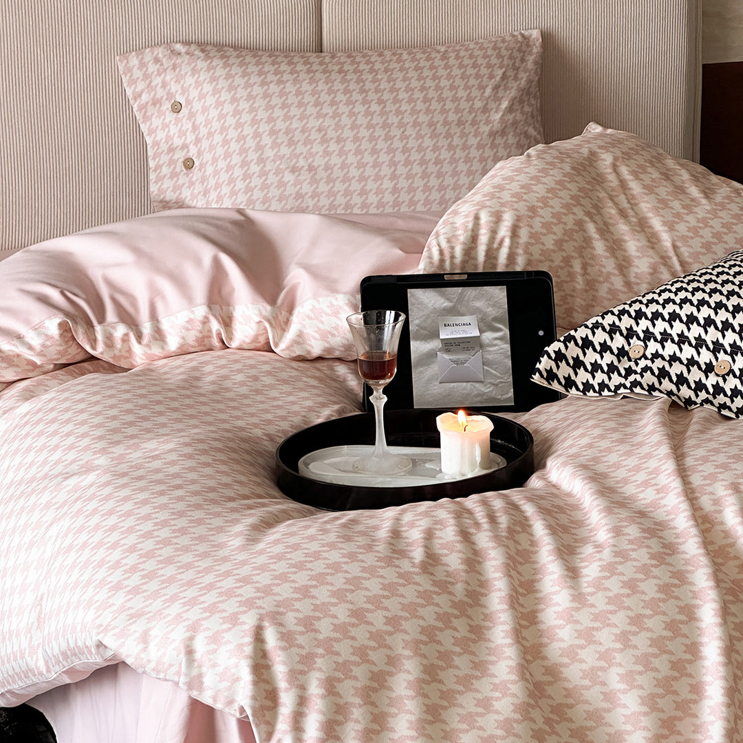 Houndstooth bedding set with reversible duvet cover and fine cotton blend