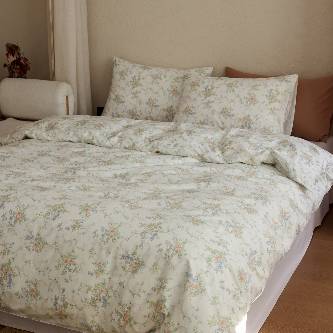 Cotton satin bedding set with fine watercolor floral pattern and soft touch