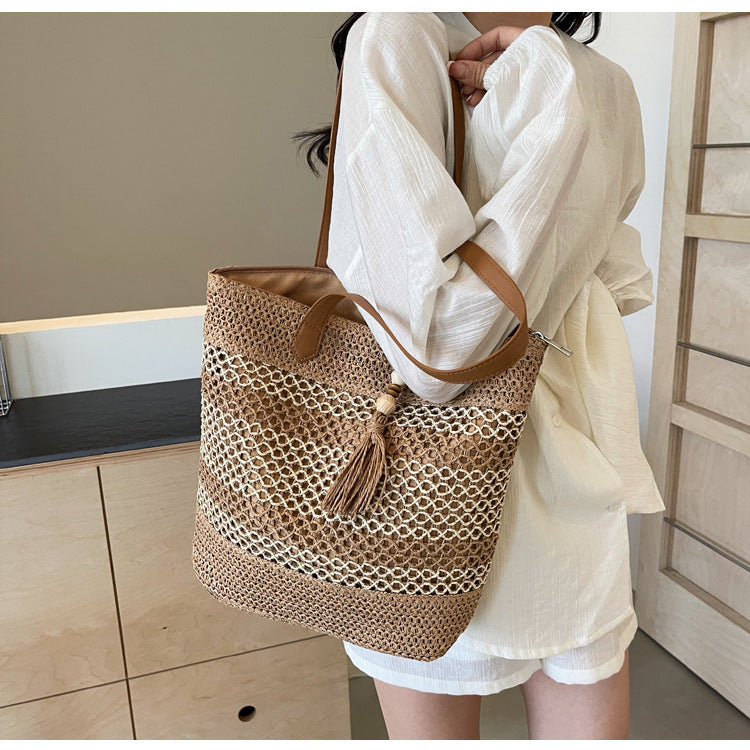 Handbag made of woven natural material with playful tassel detail Kalsten