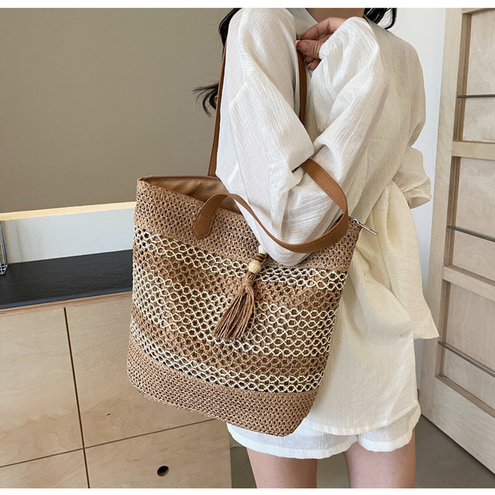Handbag made of woven natural material with playful tassel detail Kalsten