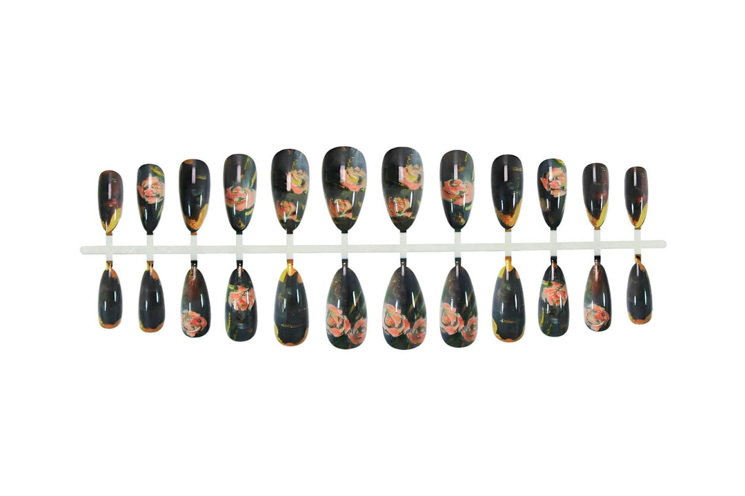 Artificial nails with romantic rose motifs and elegant gold rim Kalsten
