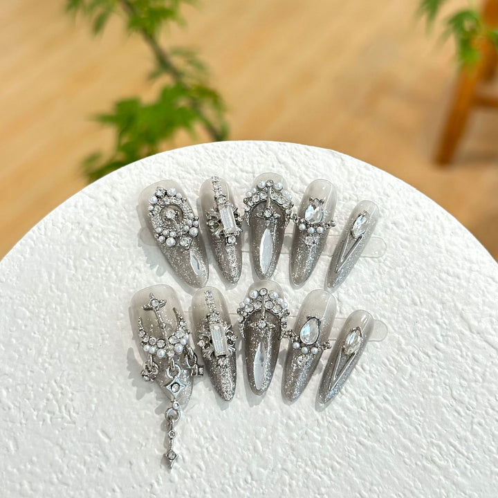 Luxurious Rhinestone-Embellished Press-On Nail Set