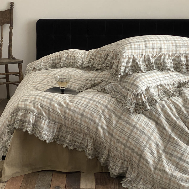 Bedding set with checkered pattern and lace frills