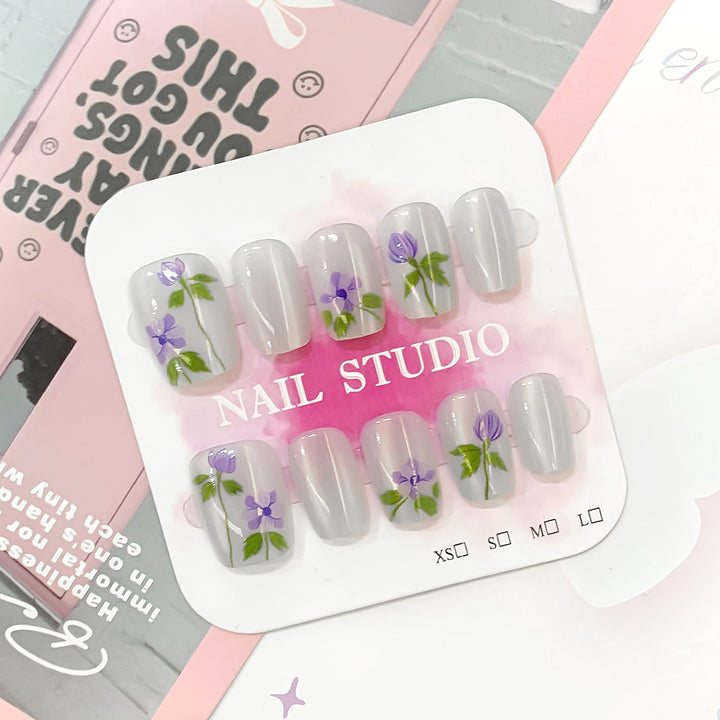 Artistic fingernails with floral accents Kalsten