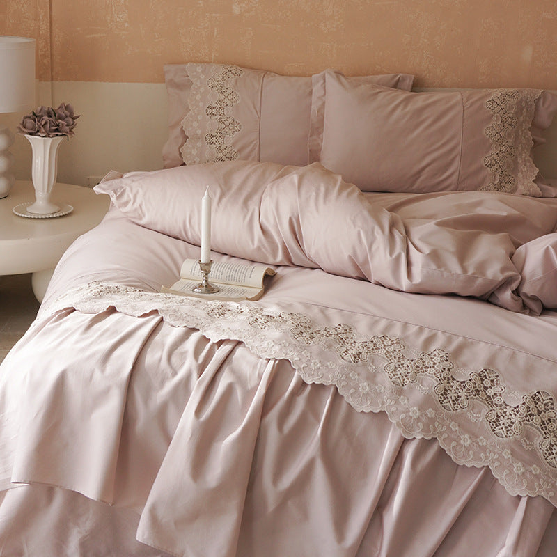 Bedding set with gathered ruffle and fine lace border